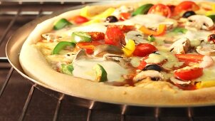 Vegetarische Pizza im Ofen backen