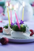 Kleine Ostergestecke mit Glockenblumen und Kerzen