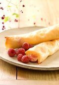 Puff pastry cigars filled with raspberries
