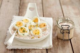 Gekochte Eier in Meerrettichsauce mit Rübchen, Dill, Sprossen