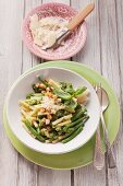 Green beans with macaroni and pesto