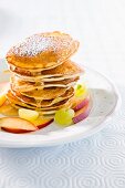 Glutenfreie Pancakes mit frischen Früchten