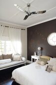 Dunkle Wänden und Böden bieten die perfekte Kulisse für die weiße Bettäsche im Schlafzimmer