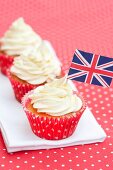 Drei Cupcakes mit kleiner Flagge