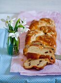 Hefezopf mit Rosinen und Mandelblättchen zu Ostern