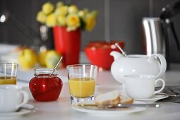 Frühstück mit Marmelade, Brot und Tee