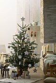 Tannenbaum mit Anhängern aus Holz und Papier