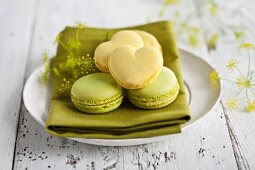 Limetten-Macarons und herzförmige Zitronen-Macarons