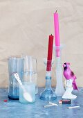 Trinkglas, Vase, Wasserkaraffe und Kerzenständer aus Wasser- und Weinflaschen