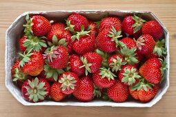 Viele Erdbeeren im Pappschälchen