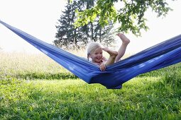 Blondes Mädchen in der Hängematte