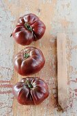 Drei schwarze Tomaten
