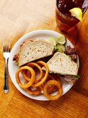 Steak-Sandwich mit frittierten Zwiebelringen und Eistee