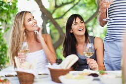 Freunde trinken Wein im Garten