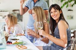 Freunde trinken Wein im Garten