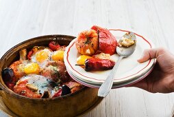 Tomatenauflauf mit Paprika und Spiegelei