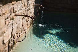 Wasserbecken aus Naturstein mit schmiedeeisernen Vintage Brunnenspeiern