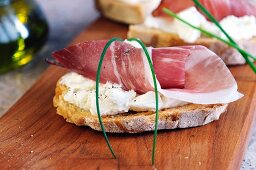 Bruschetta al prosciutto (toasted bread topped with ricotta and Parma ham)