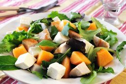 Blattsalat mit Hühnerfleisch, Melone & italienischem Frischäse