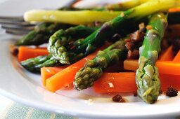 Asparagus with carrots and crispy croutons