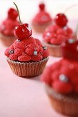 Mehrere Kirschen-Cupcakes