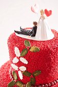 Rote Hochzeitstorte mit Brautpaar