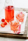 Erdbeer-Cordial in Flasche und Gläsern