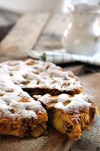 Vollkorn-Apfel-Kuchen mit Rosinen und Puderzucker