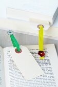 DIY bookmarks made of elastic bands and buttons