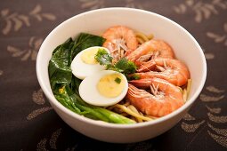 Garnelen mit gekochtem Ei und Gemüse auf asiatische Nudeln