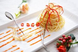 Spaghetti mit Chilischoten und Lotoswurzel (China)
