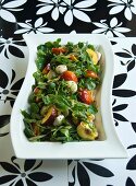 Nektarinen-Mozzarella-Salat mit grünem Pfeffer-Dressing