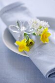 A napkin decorated with narcissus on a plate