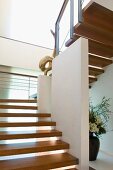 Treppe mit Holzstufen in modernem Treppenhaus