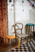 Alte Hocker und Stuhl mit Baguette-Bein in abbruchreifem Ambiente