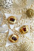 Pikante Scones mit warmem Camembert und Cranberries (weihnachtlich)