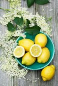 Zitronen und Holunderblüten (Draufsicht)