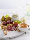 Pastrami, Dips, Grissini und Birnen