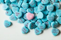 Herzförmige, blaue Bonbons