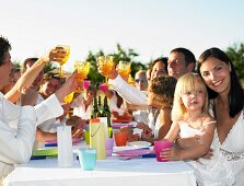 Menschen beim Abendessen im Freien