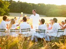 Menschen beim Abendessen in einem Feld