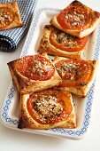 Slow-baked square tartlets with tomato slices, anchovies and thyme