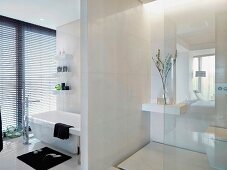 Elegantes Designerbad mit Raumteiler zwischen Wasch- und Toilettenbereich