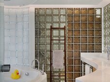 Blick auf die Glasbausteinwand eines modernen Badezimmers