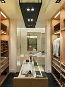 Ein moderner, begehbarer Kleiderschrank mit direktem Zugang ins Badezimmer