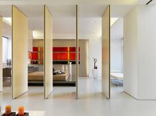 Drehbare Raumteiler geöffnet und Blick ins moderne Schlafzimmer