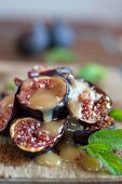 Figs with sesame seed and sauce