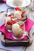 Halwa und weisses Schokoladenmousse mit Erdbeeren