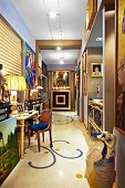 Als Kunstgalerie fungierender Flur mit modernen Kunstobjekten, Gemälden und vergoldeten Möbeln