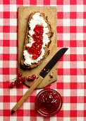 Rustikales Brot mit Frischkäse und Johannisbeermarmelade